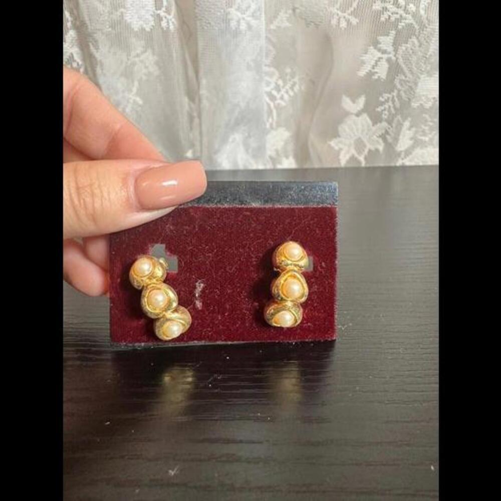 Vintage Gold-Tone Pearl Clip-On Earrings – Elegant Retro Jewelry
